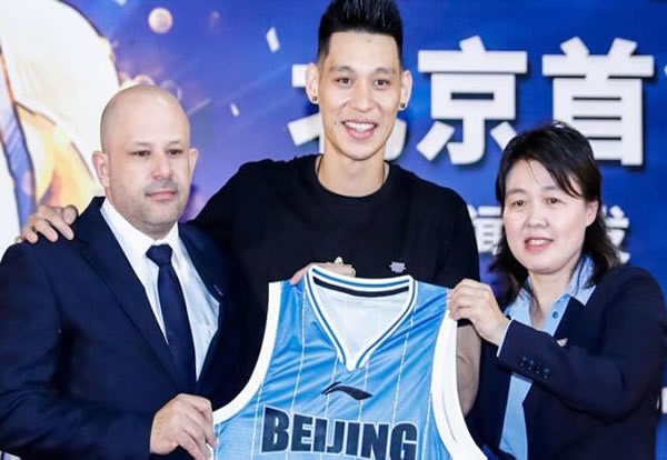“绿茵场外的速递员：世界杯无名守护者”
